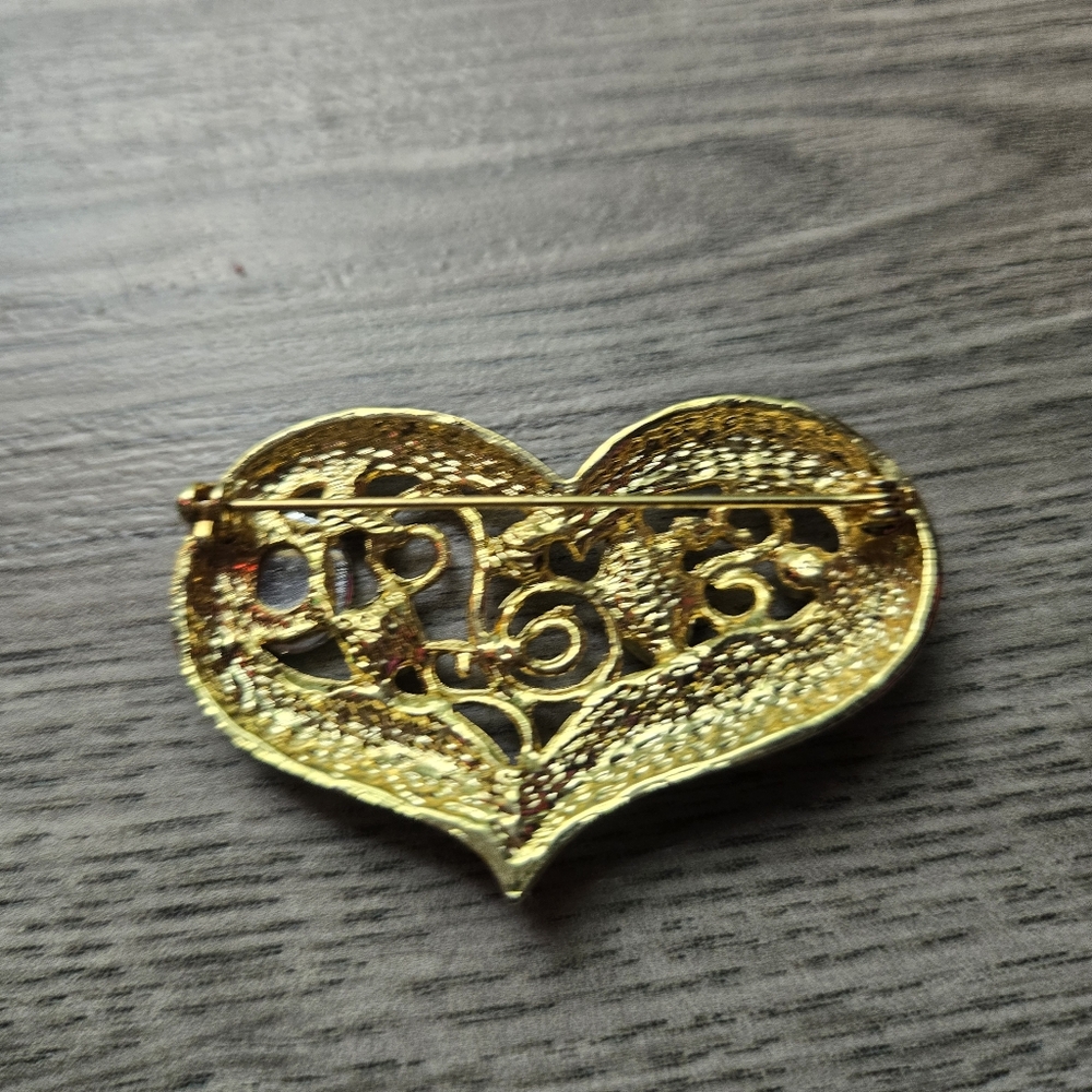 Elegant Black and Gold Heart Brooch with Emerald Accents Costume Jewelry - Picture 5 of 5